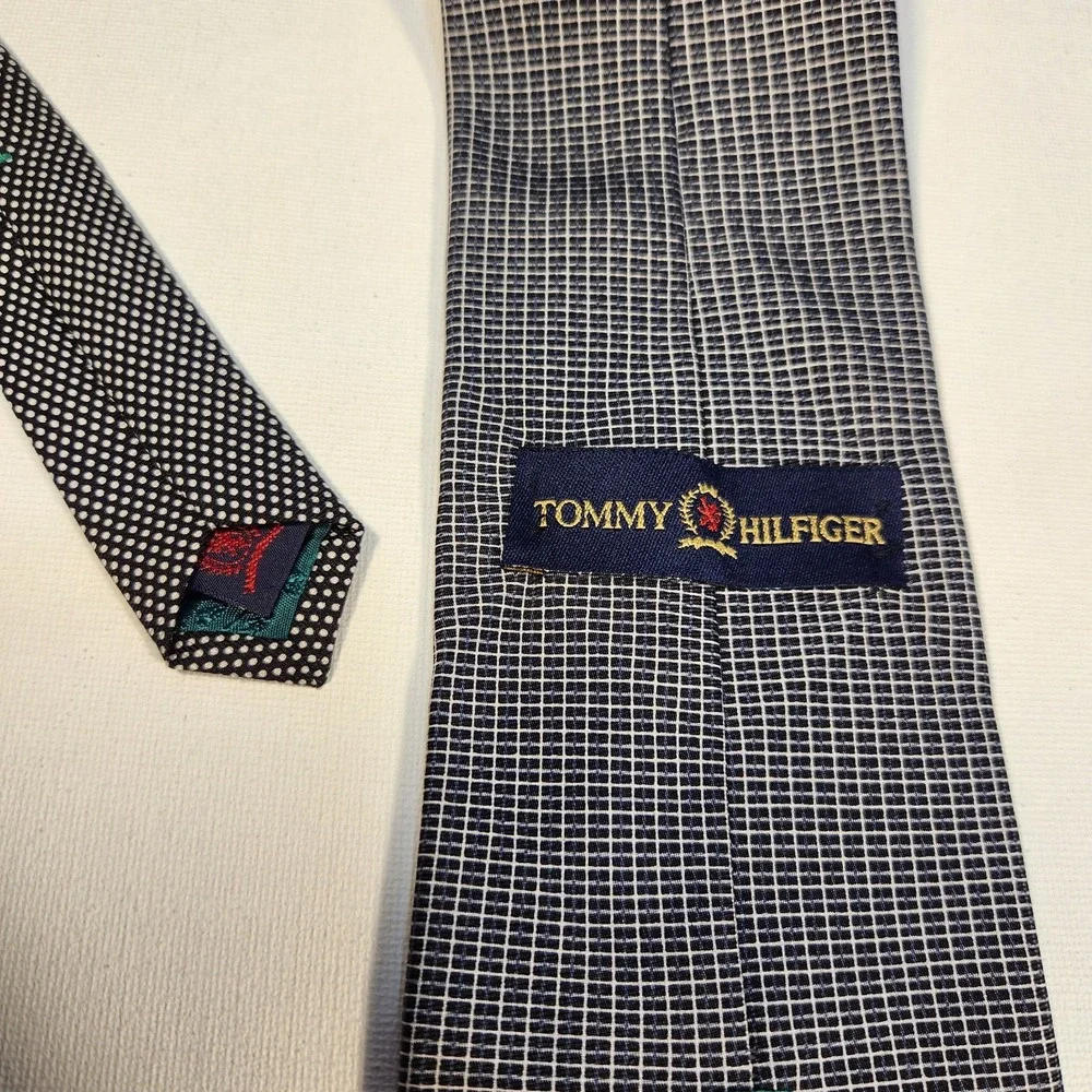 Tommy Hilfiger Mens Necktie 100%‎ Silk Black /Blue Geometric
